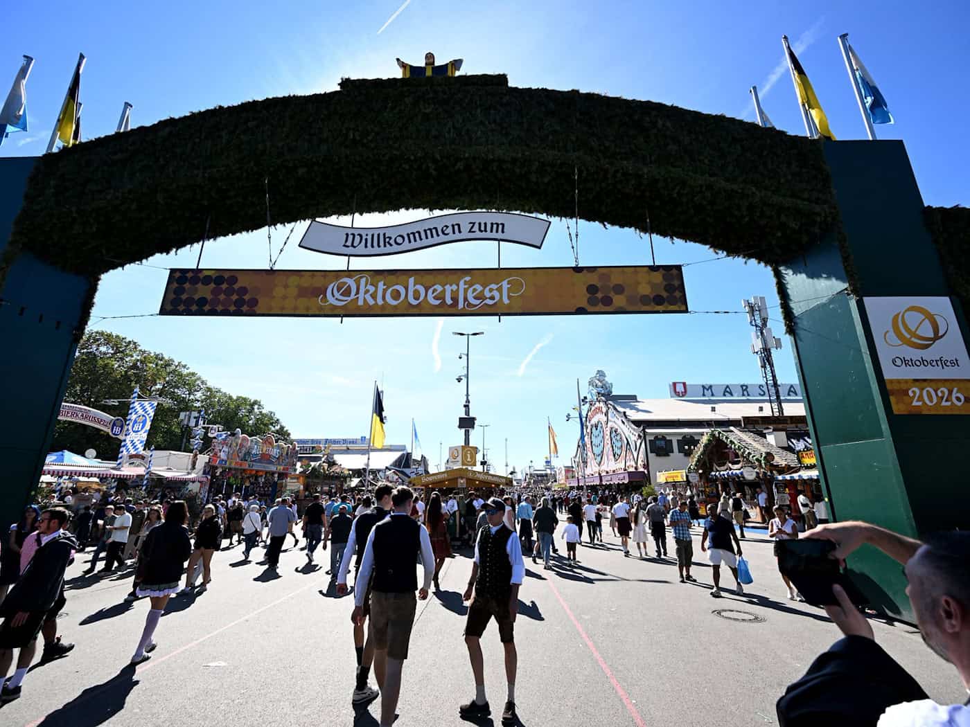 Wiesn-Bedienungen mahnen zu Toleranz – Zustimmung der Wirte