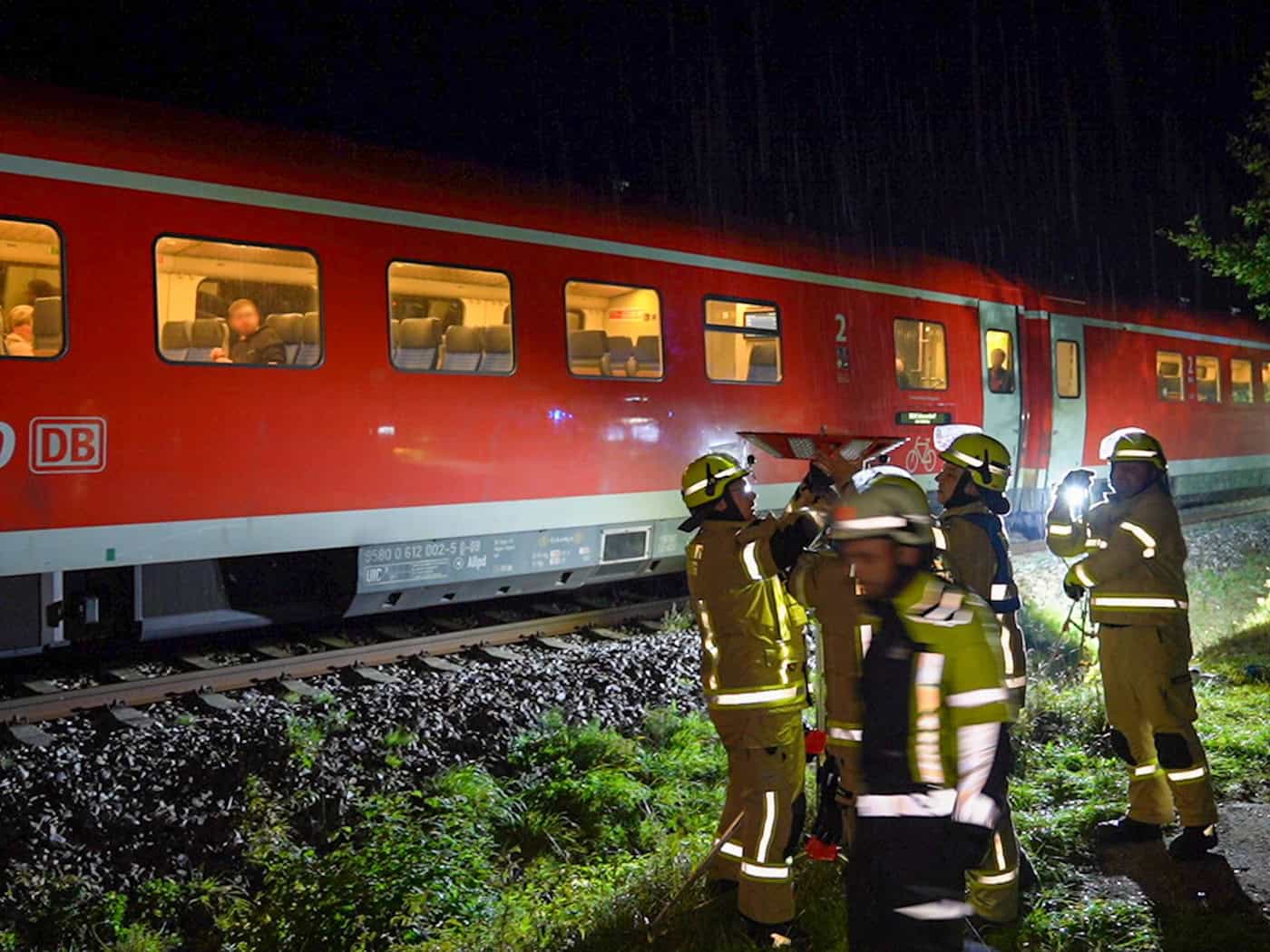 Regionalzug in der Oberpfalz prallt bei Poppenricht gegen umgestürzten Baum