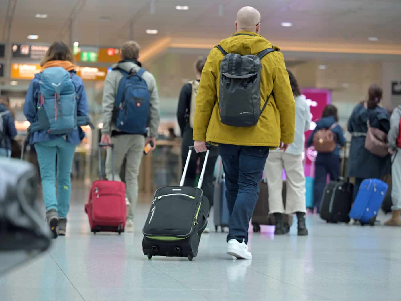 Bahnverspätungen bekannt - Keine Erstattung für Flug