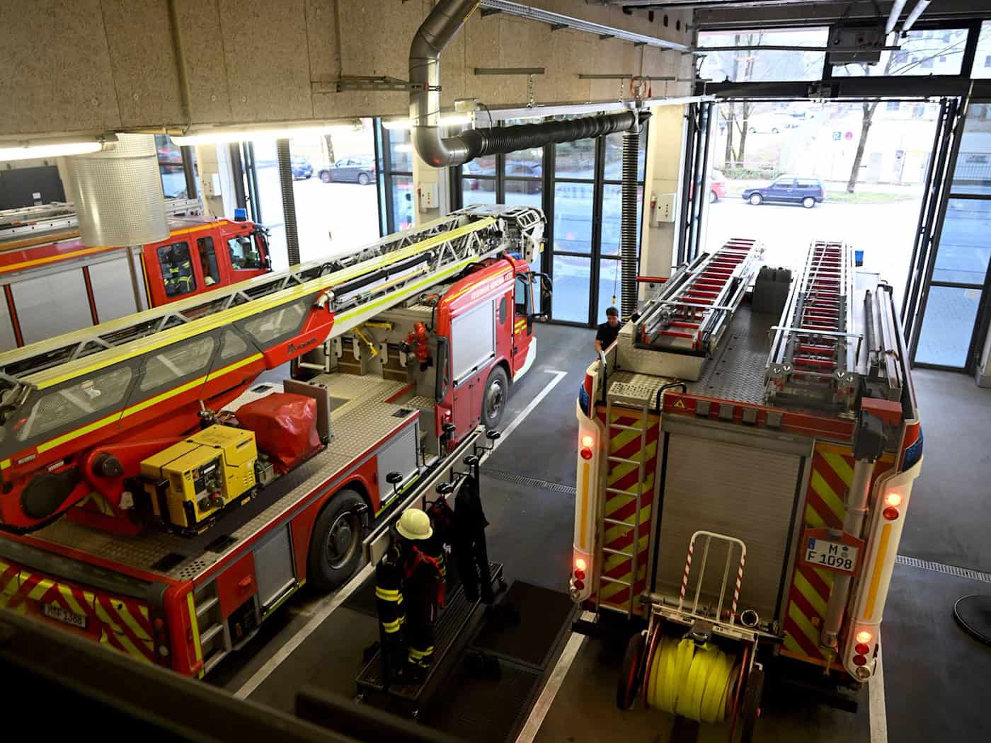 Etliche Autos brennen in Tiefgarage in München