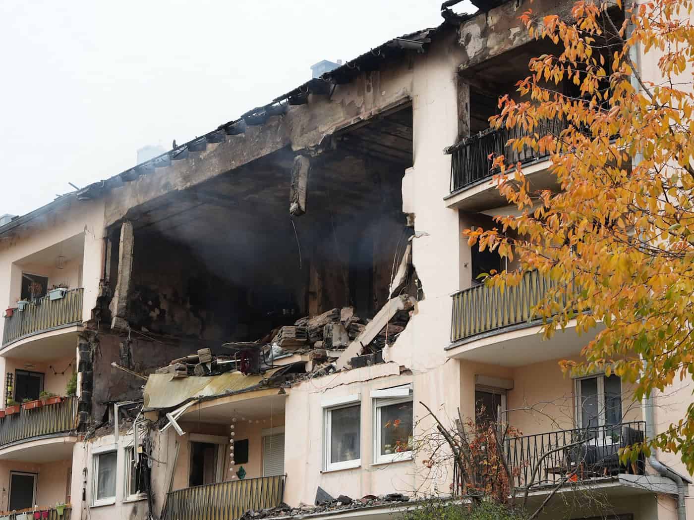 Regensburg: THW stabilisiert Wohnhaus nach Explosion – Suche nach zwei Vermissten