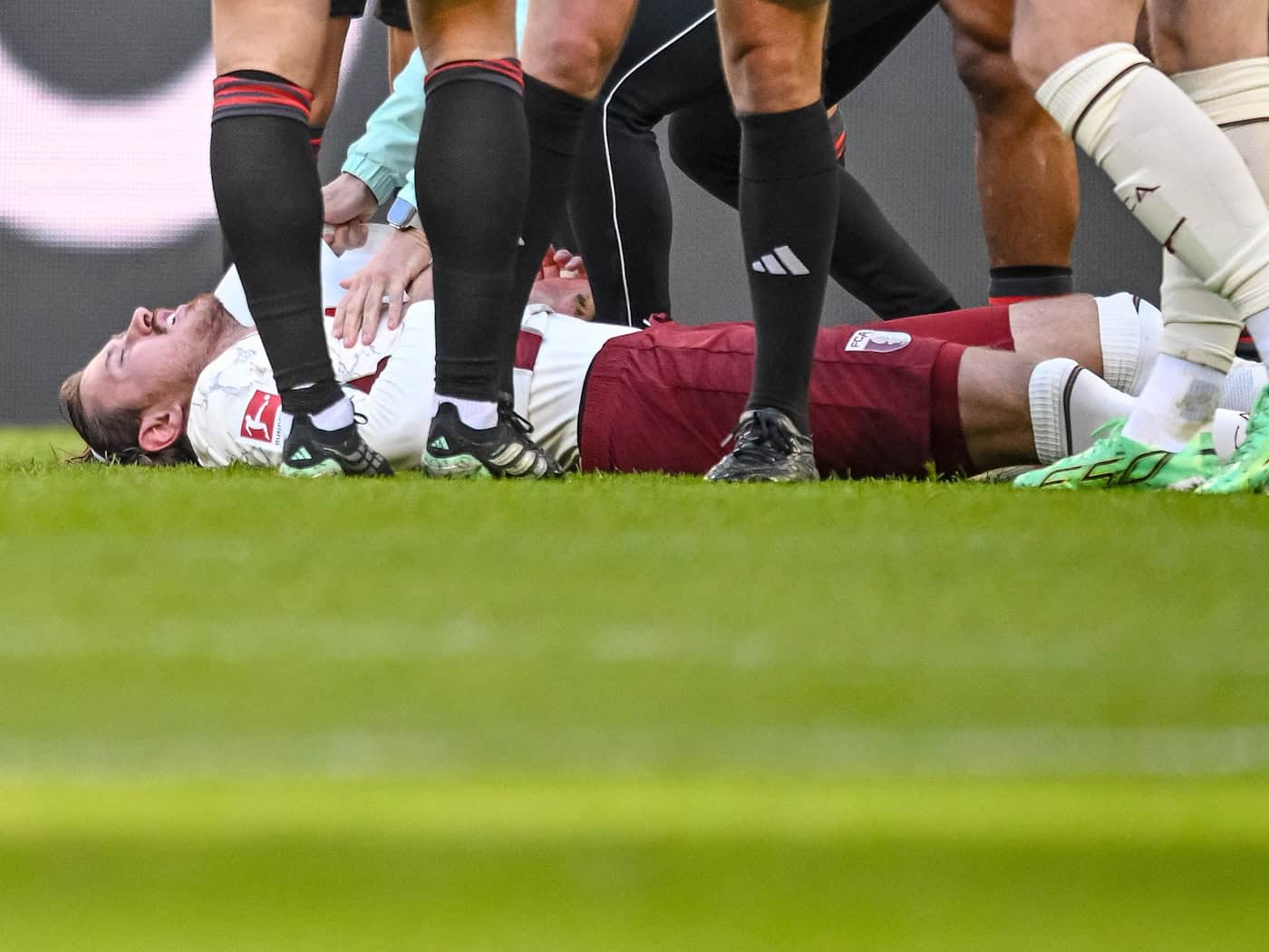 FC Augsburg besorgt: Brackelmann nach Kopfverletzung ins Krankenhaus