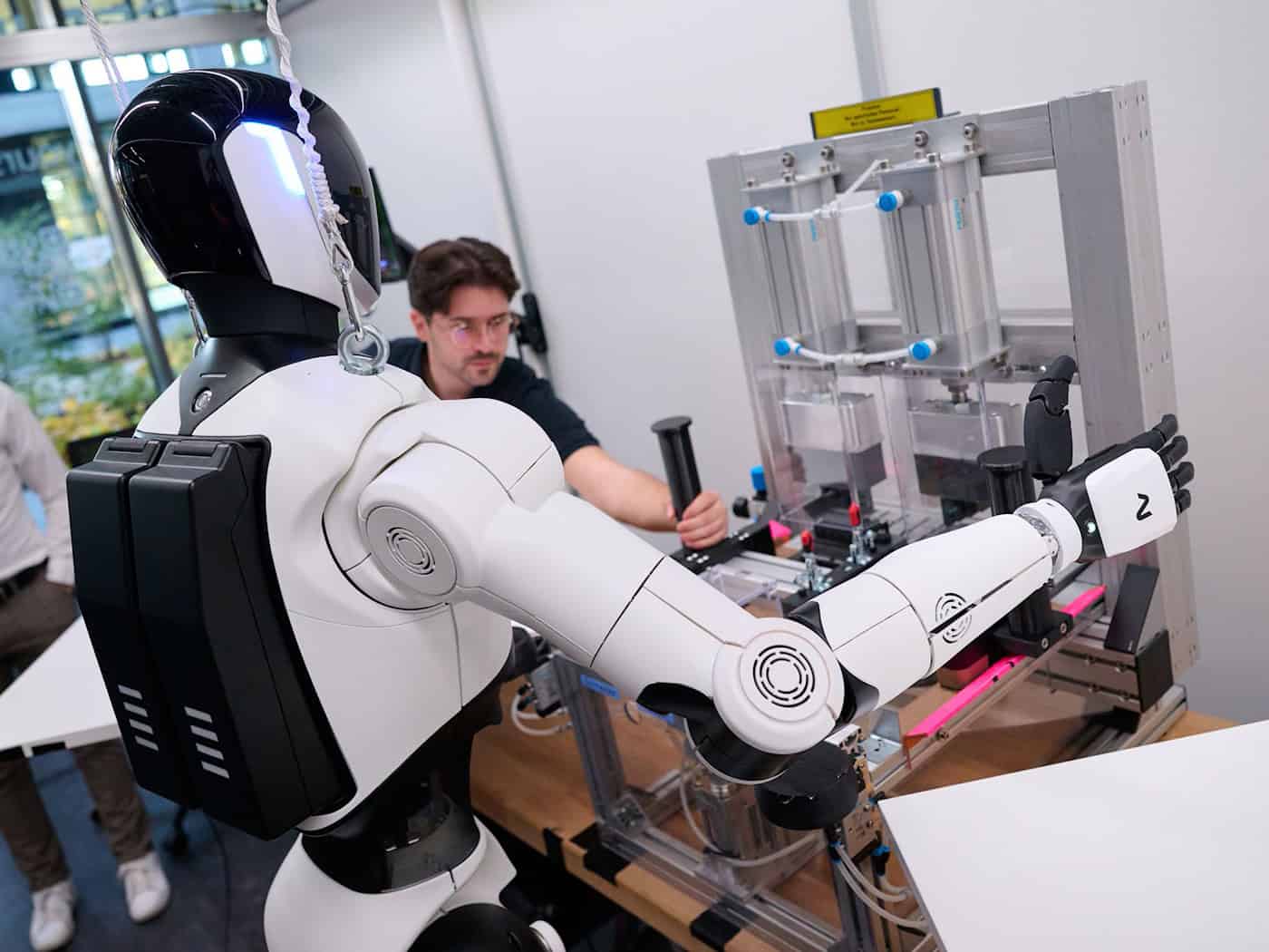 RoboGym am Flughafen München: TUM und Neura eröffnen Trainingslager für Roboter