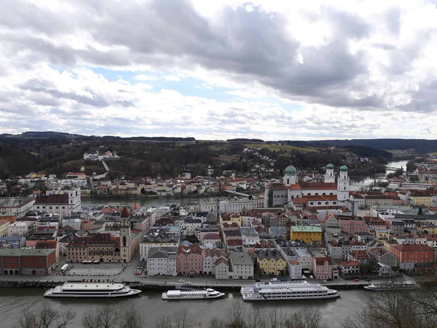 Frachtschiff rammt Felsen - Leck auf der Donau