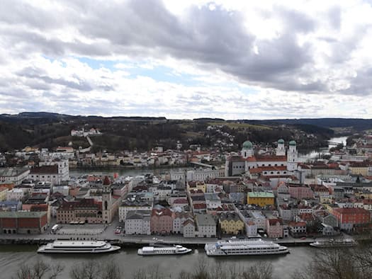 Frachtschiff rammt Felsen - Leck auf der Donau