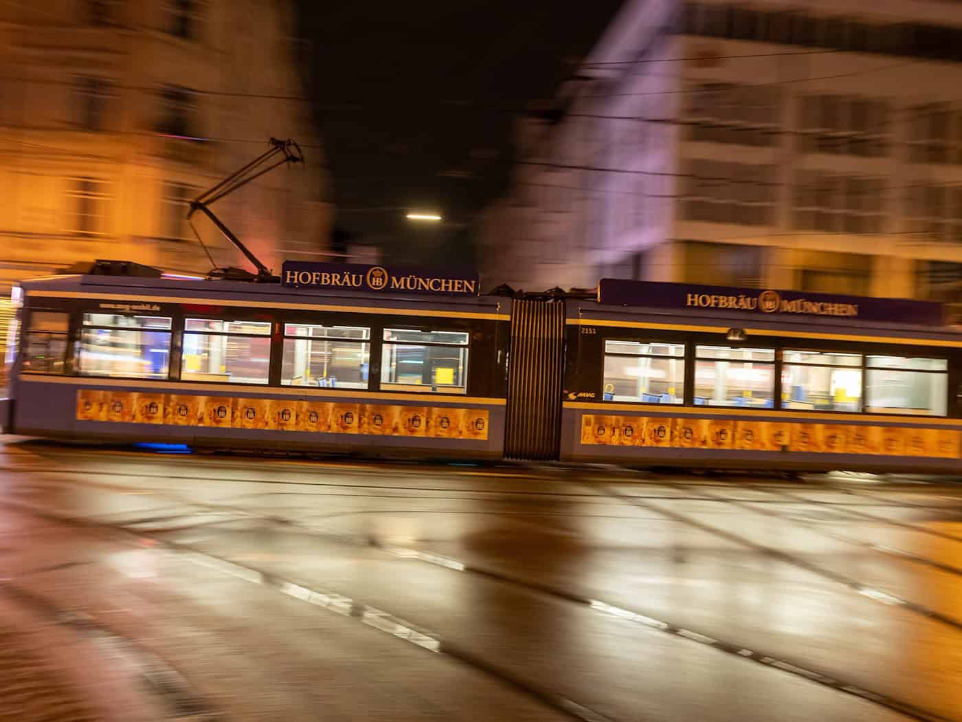Frau in Tram belästigt – Fahrer kommt ihr zu Hilfe