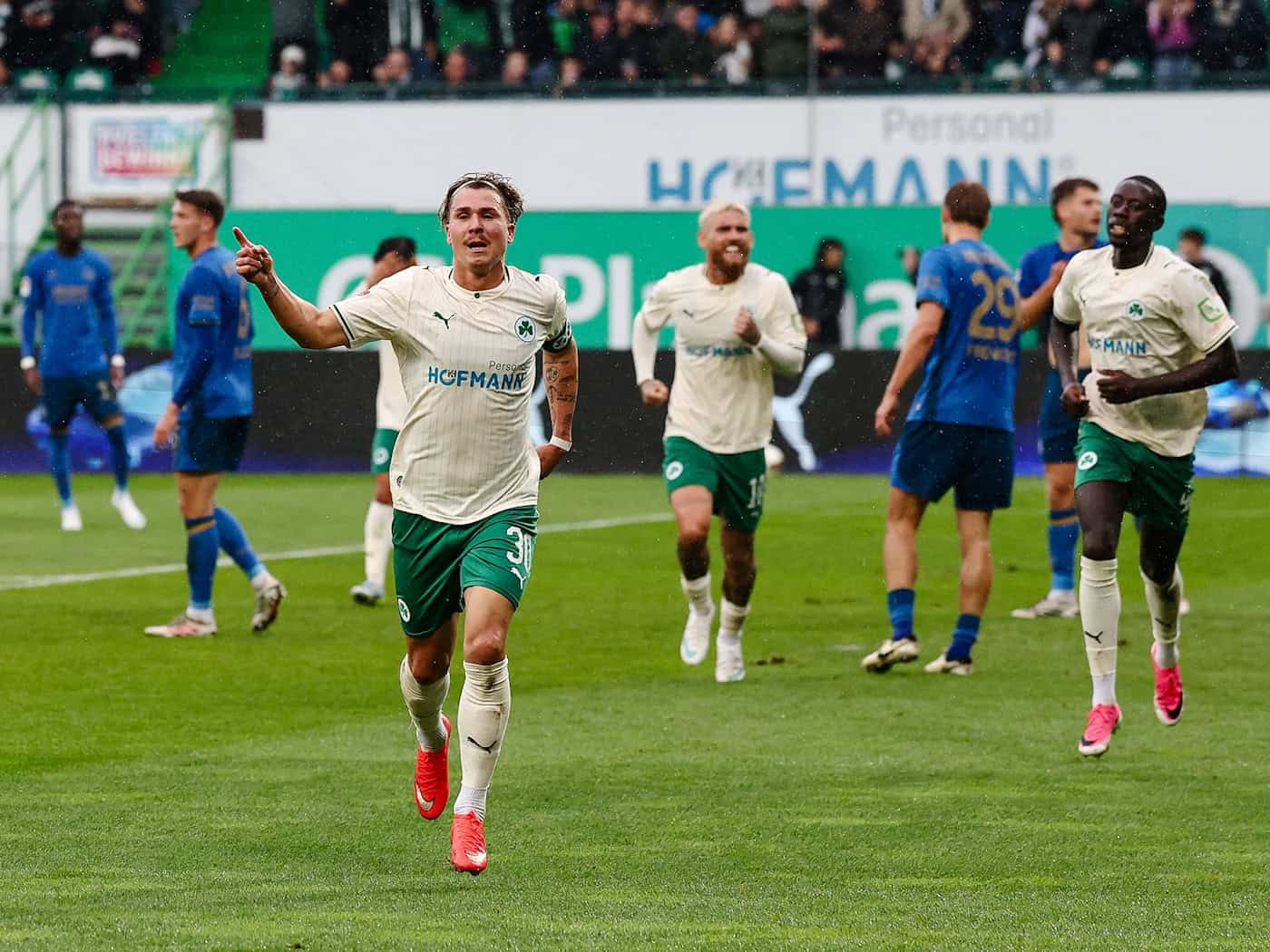 Felix Klaus schießt Greuther Fürth zum 2:0 gegen Braunschweig – erster Heimsieg