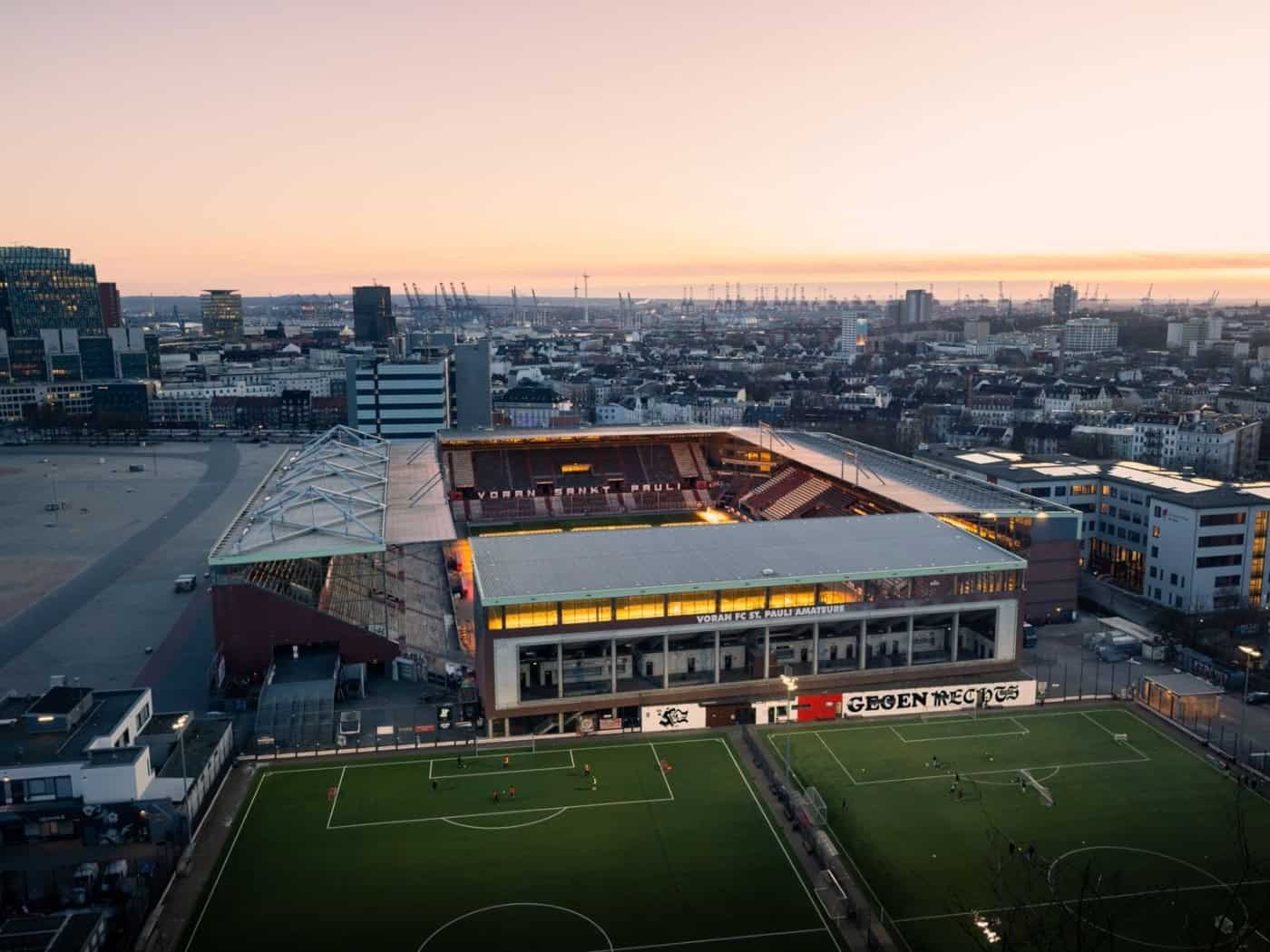 Millerntor-Stadion des FC St. Pauli in Hamburg bei Sonnenuntergang