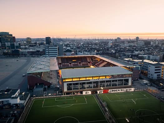 Millerntor-Stadion des FC St. Pauli in Hamburg bei Sonnenuntergang