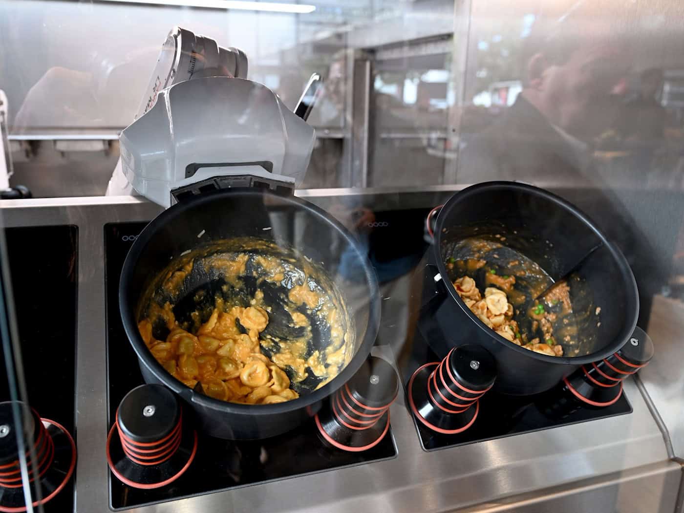 Koch-Roboter kann bis zu acht Gerichte gleichzeitig kochen