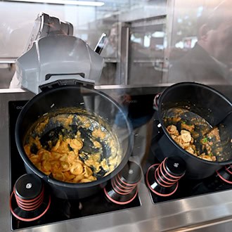 Koch-Roboter kann bis zu acht Gerichte gleichzeitig kochen