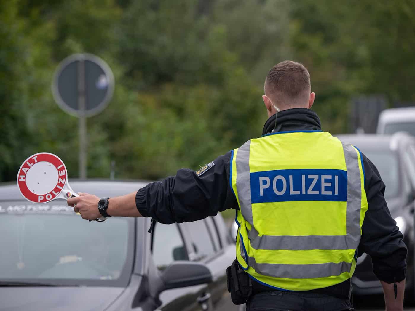 Kugelbomben im Kofferraum – Polizei findet Hunderte Böller