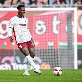 FC Augsburg verurteilt rassistische Drohungen gegen Juma Bah – Mannschaft rückt zusammen