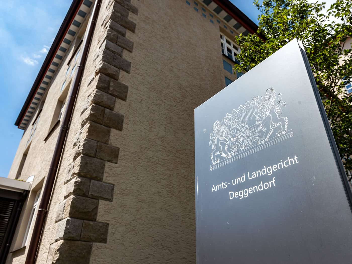 Mann soll drei Nachbarn ermordet haben - Prozessbeginn