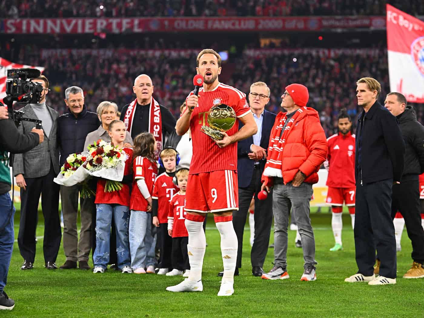 Kane zeigt Ballon d'Or vor 75.000 Zuschauern in der Allianz Arena – Bayern-Fans feiern