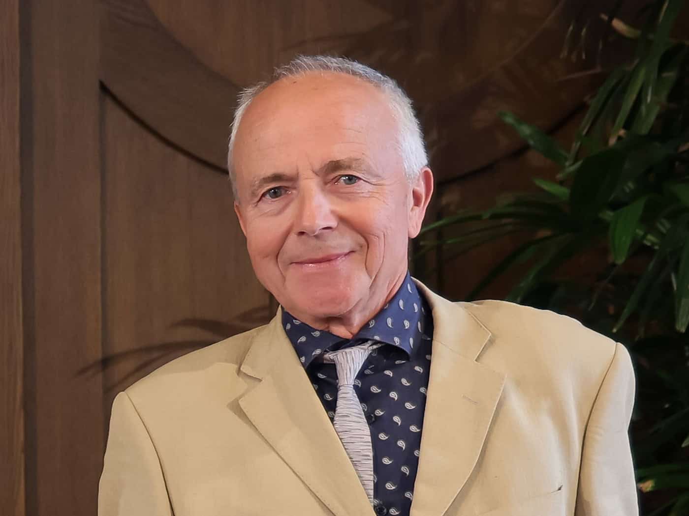 Nagel bei Nobelpreis-Bekanntgabe von Olivenbäumen umgeben