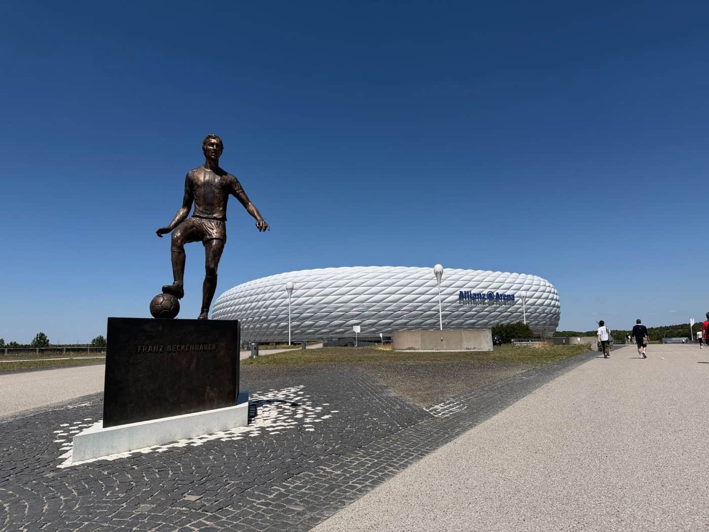 Bronzestatue von Franz Beckenbauer vor der Allianz Arena in München