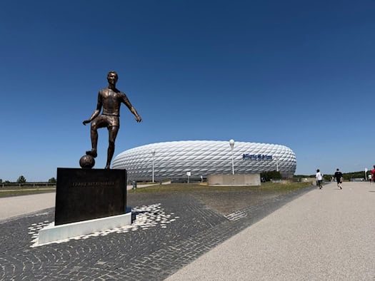Bronzestatue von Franz Beckenbauer vor der Allianz Arena in München
