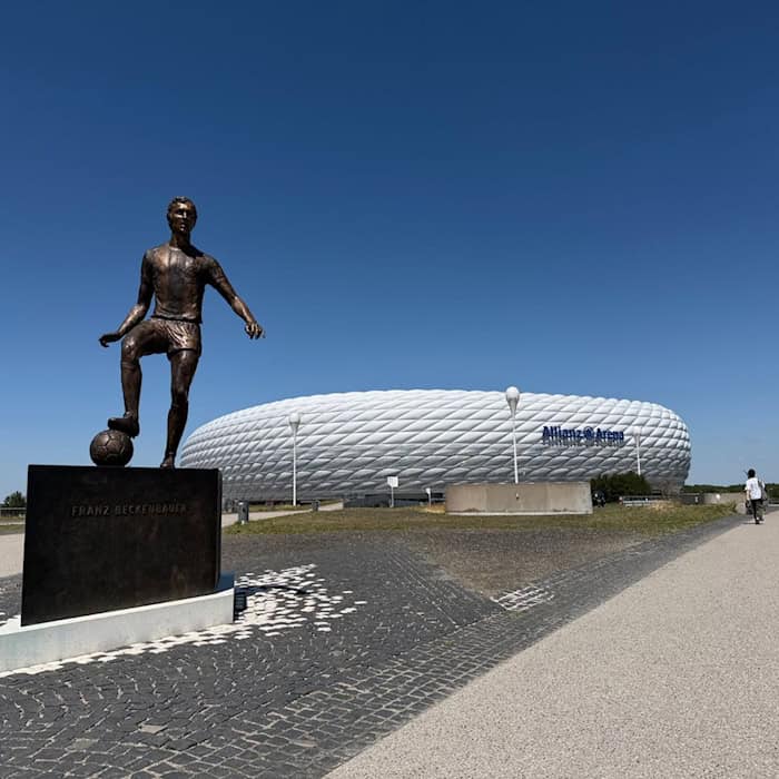 Bronzestatue von Franz Beckenbauer vor der Allianz Arena in München