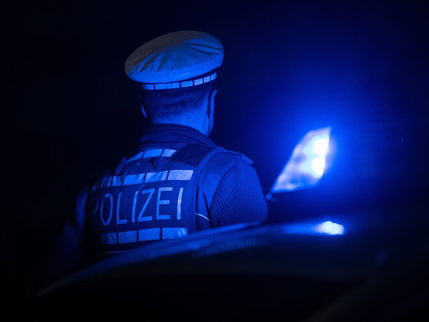 Polizei stoppt Falschfahrer auf A9 - Waffe im Auto entdeckt