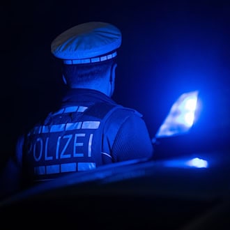 Polizei stoppt Falschfahrer auf A9 - Waffe im Auto entdeckt