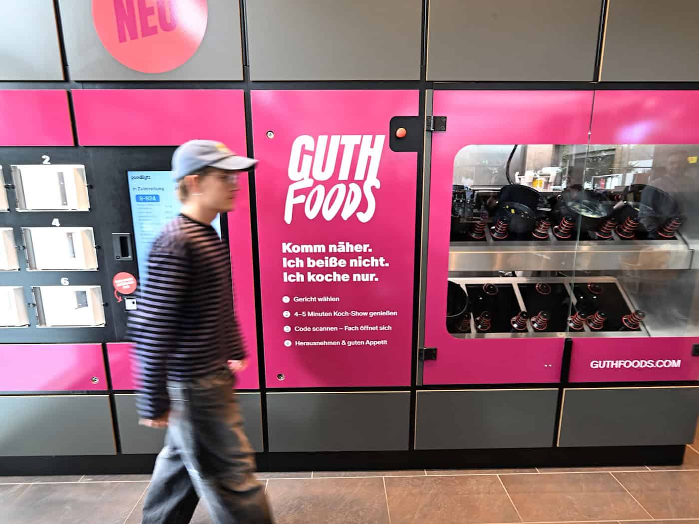 Roboter kocht an Tankstelle bis zu acht Gerichte zeitgleich