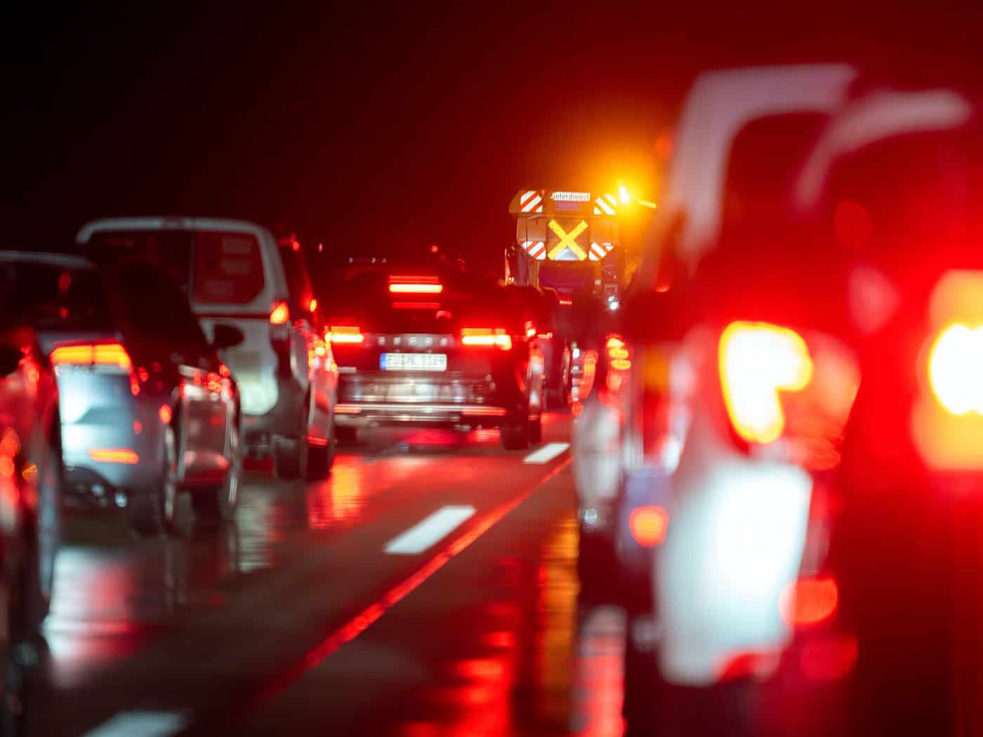 Schlafend im Stau - Wenn Polizisten zum Wecken anrücken