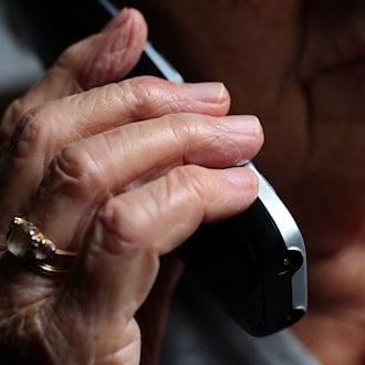 Schockanruf: Seniorin übergibt Bargeld und Edelmetallmünzen