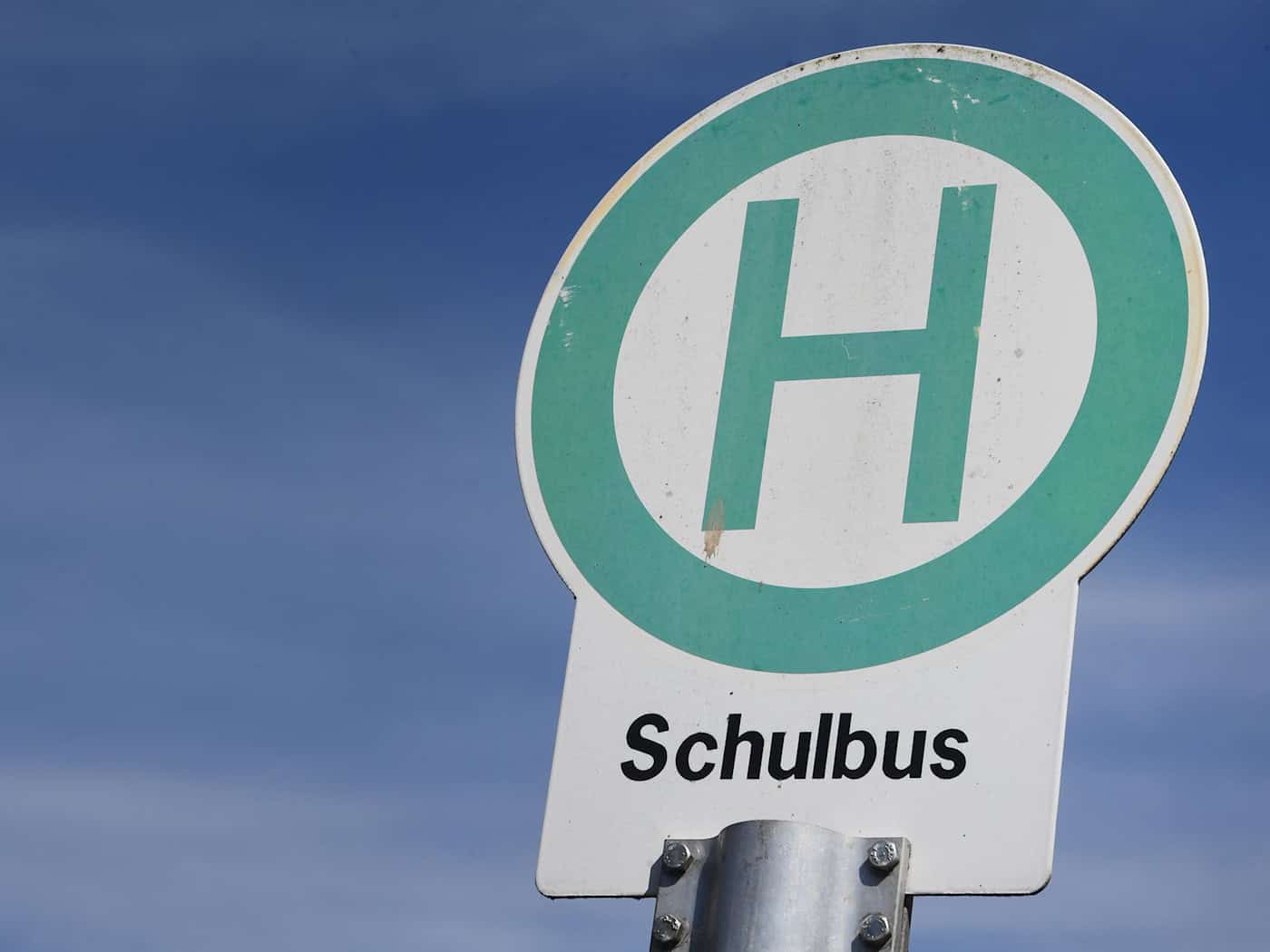 Schulbusfahrer fährt trotz kaputter Scheiben weiter