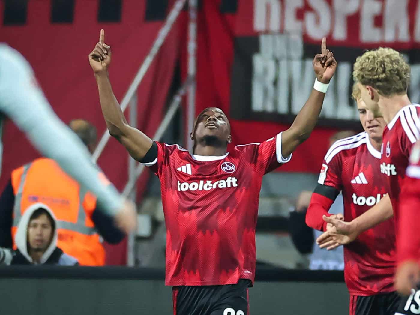 1. FC Nürnberg bangt nach Schulterverletzung von Torjäger Mohamed Zoma