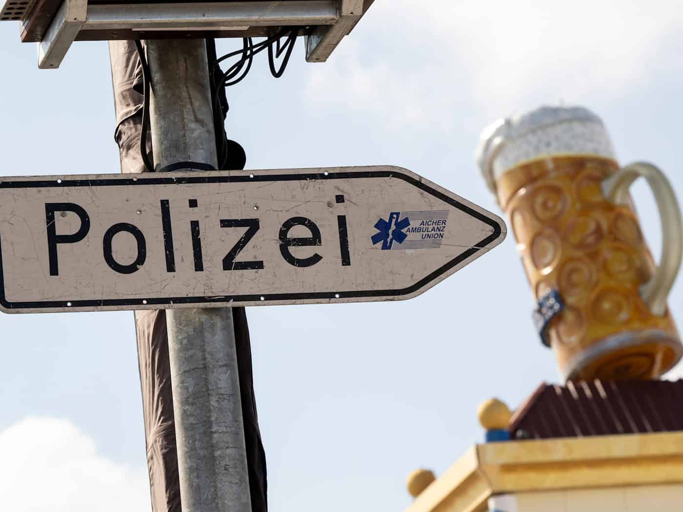 Security-Mitarbeiter schlägt Wiesn-Besucher ins Gesicht