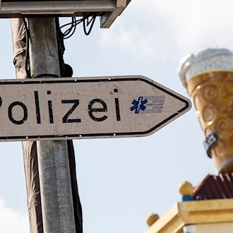 Security-Mitarbeiter schlägt Wiesn-Besucher ins Gesicht