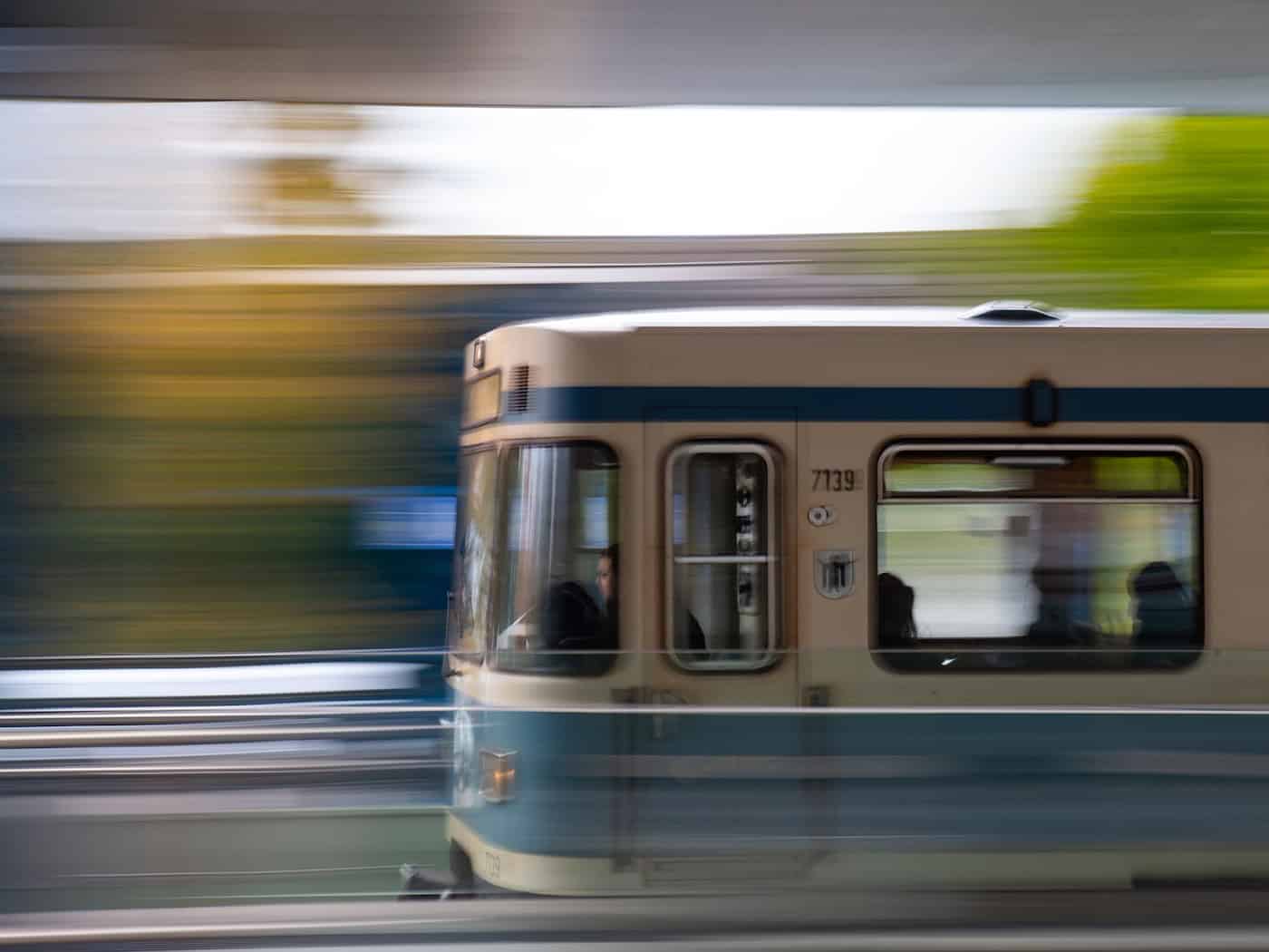 Seniorin stürzt rückwärts ins U-Bahn-Gleis