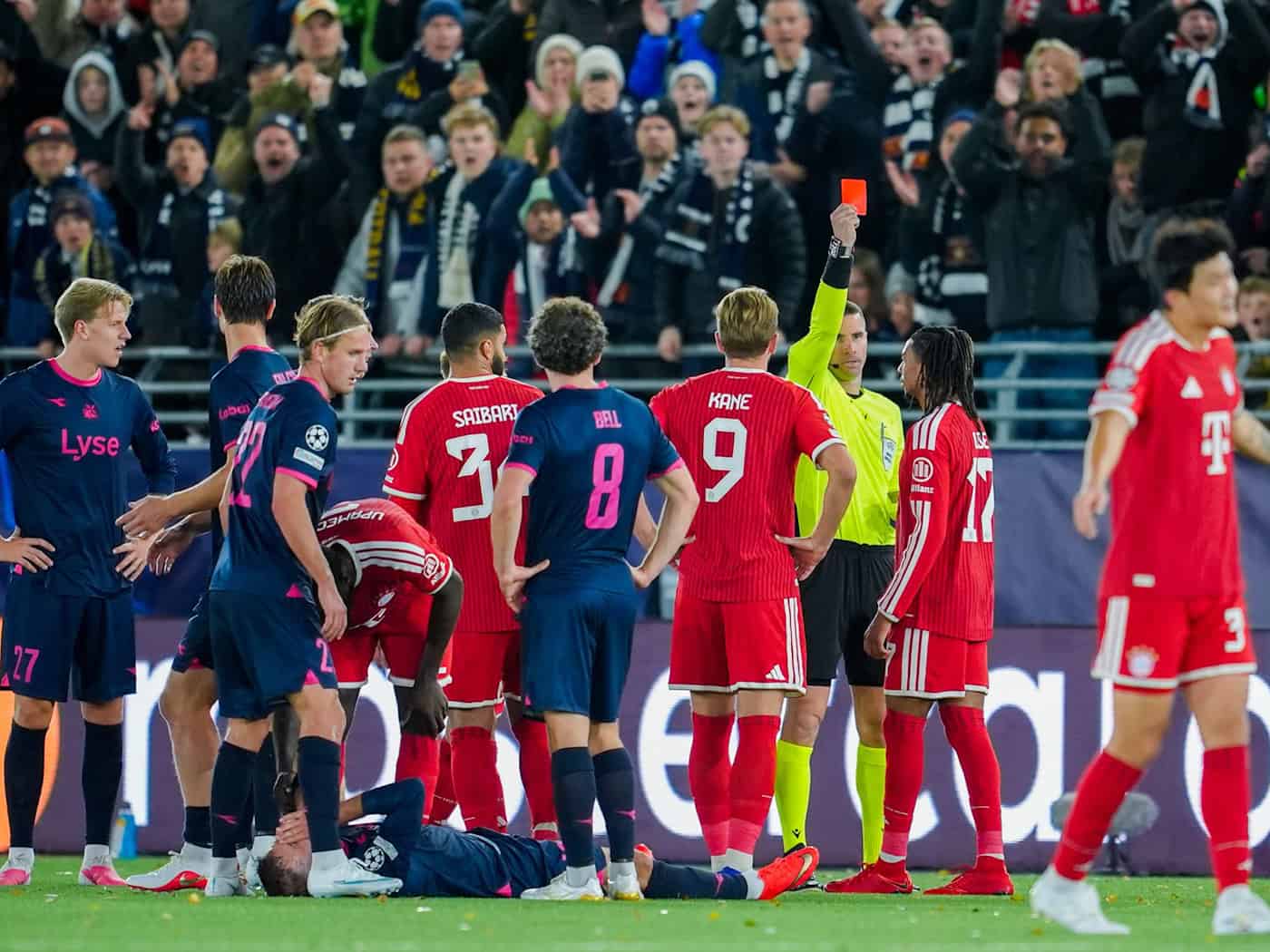 Bayern nach 3:3 bei Viking Stavanger: Olises Gelb-Rot kostet Sieg