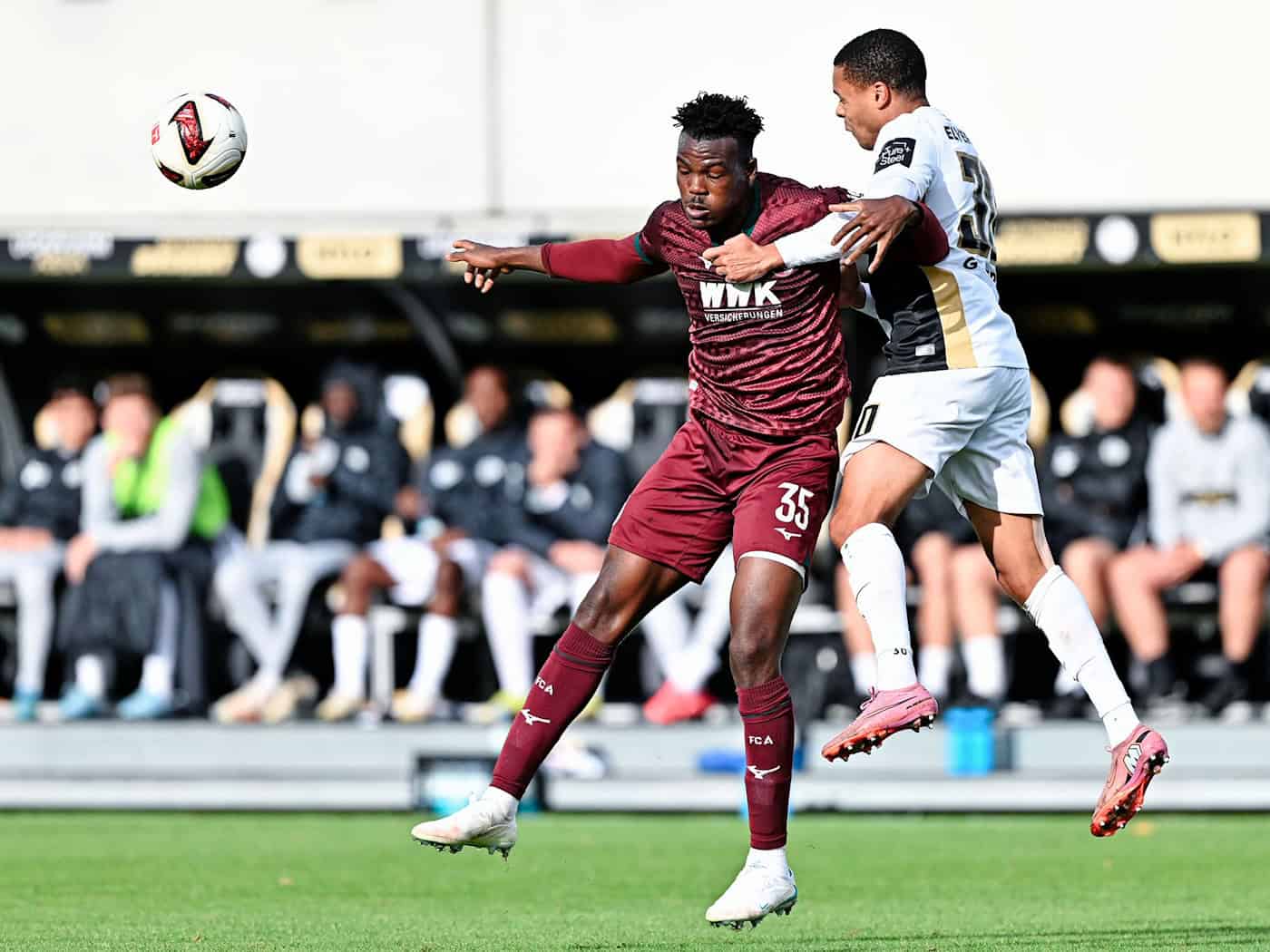 FC Augsburg: Juma Bah nach Platzverweis rassistisch beleidigt und bedroht