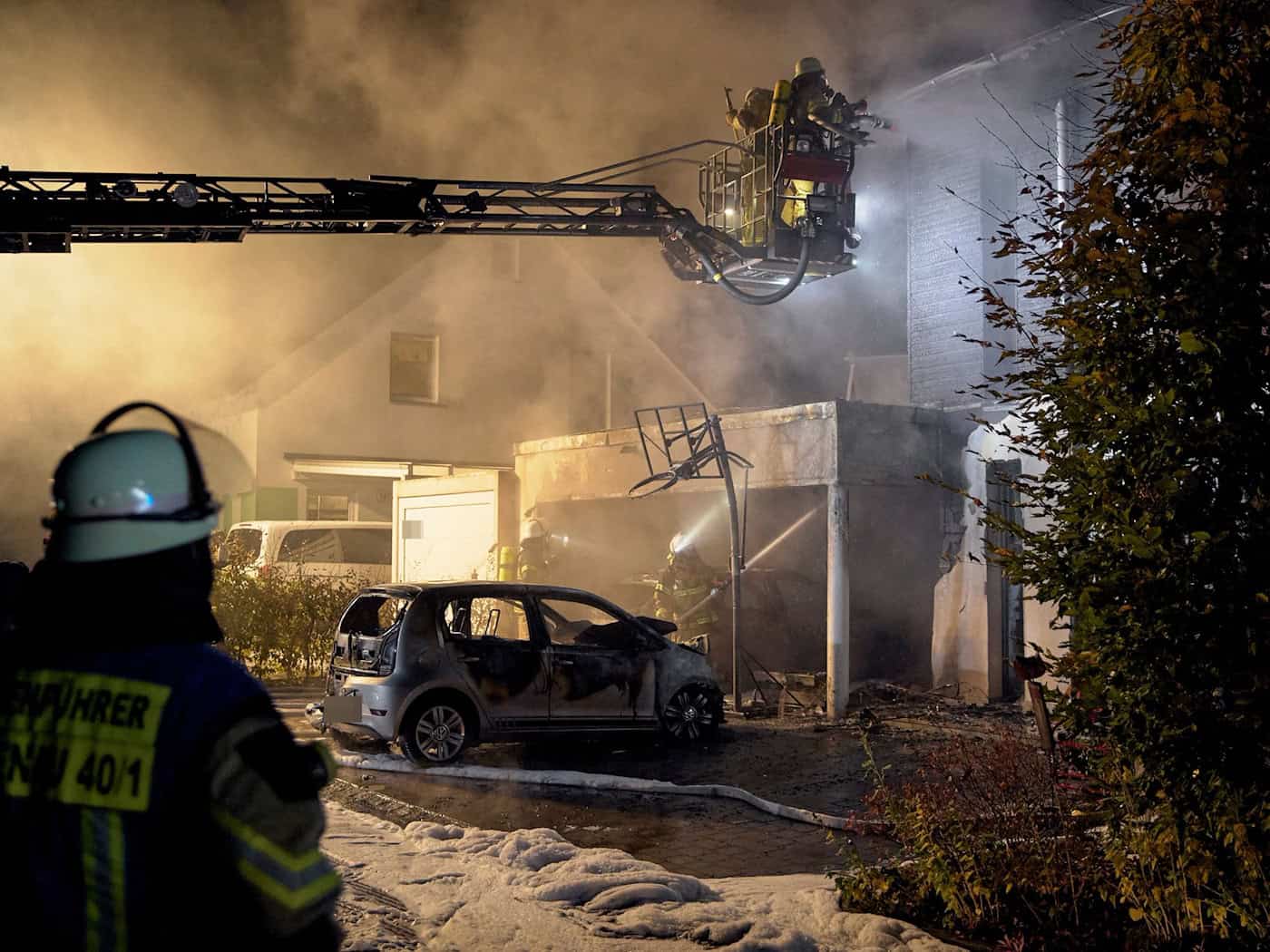 Wohnhaus steht in Flammen - hoher Schaden