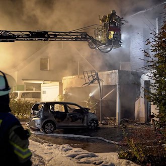 Wohnhaus steht in Flammen - sechsstelliger Schaden