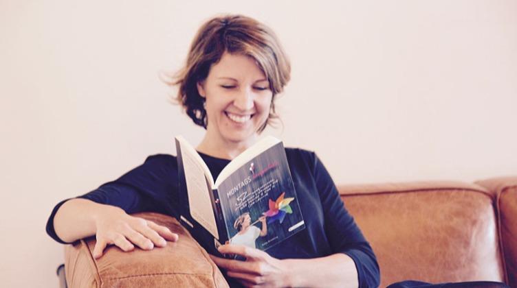 Katja Kremling mit ihrem ersten Buch "MONTAGSimpulse" / Bild: Katja Kremling