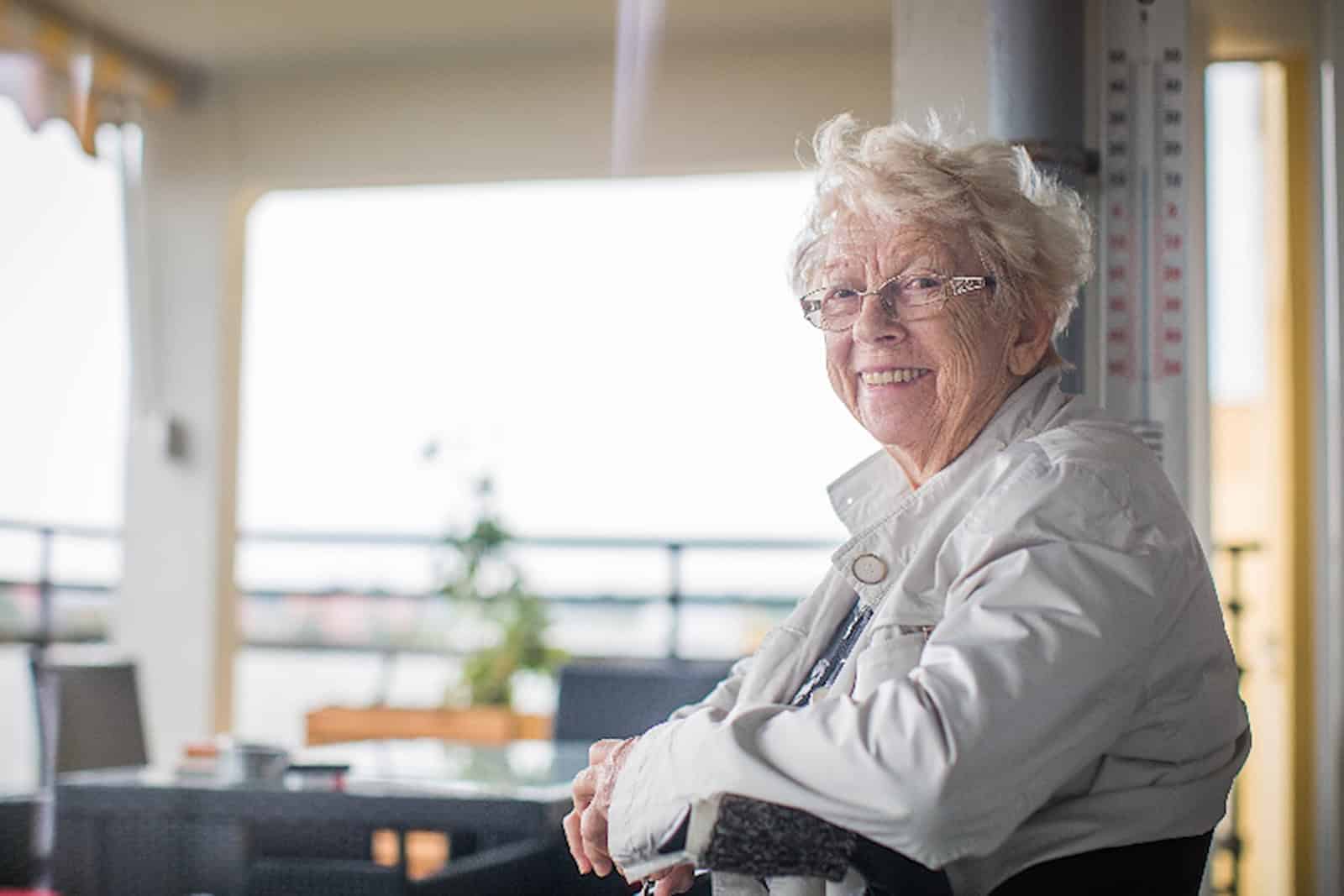 Rosemarie John sitzt im Rollstuhl im Pflegeheim und lächelt.