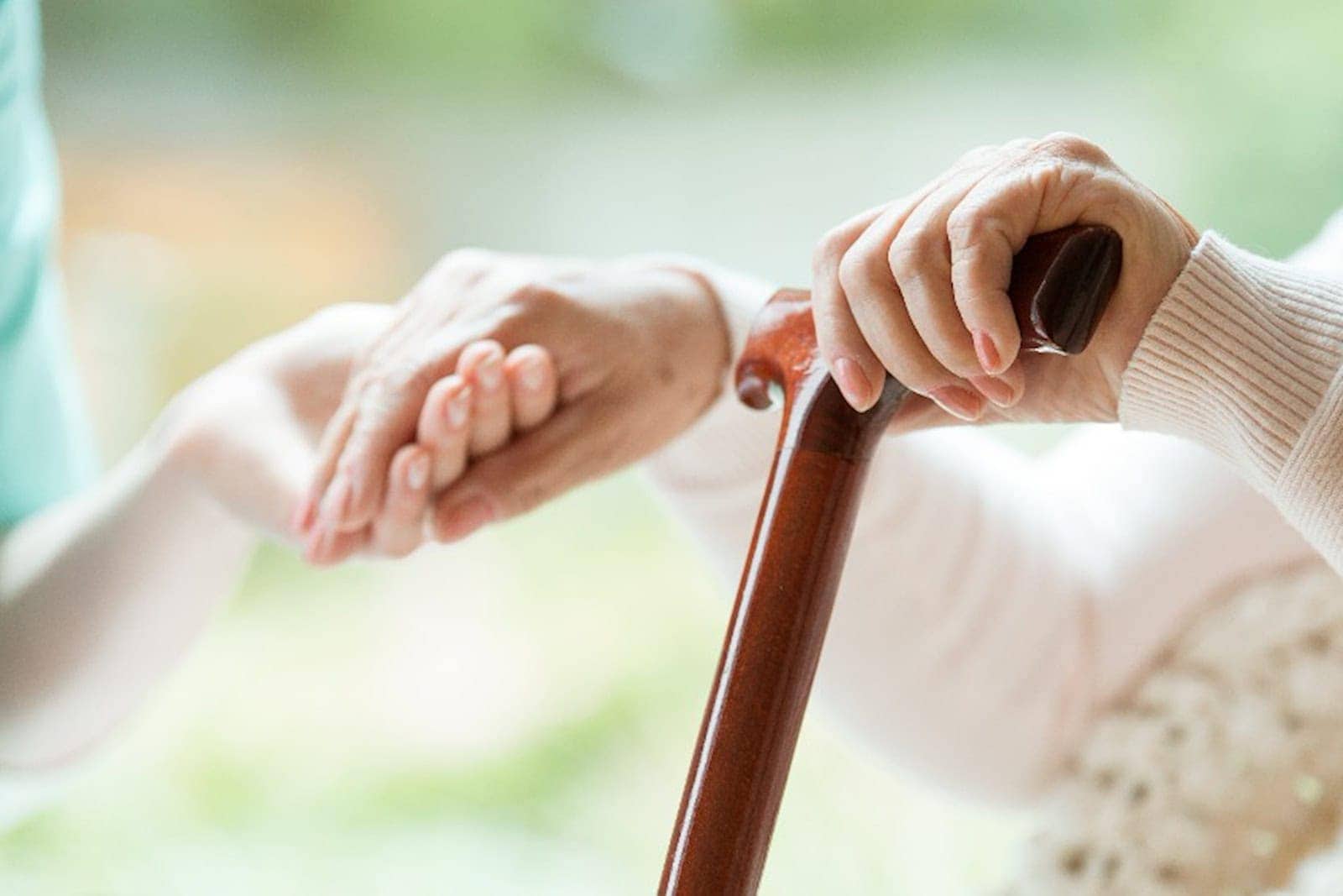 Geben pflegende Angehörige die Betreuung für ein paar Tage ab, weil sie selbst eine Pause brauchen, werden sie von der Pflegekasse finanziell unterstützt. Foto: 123rf/bialasiewicz