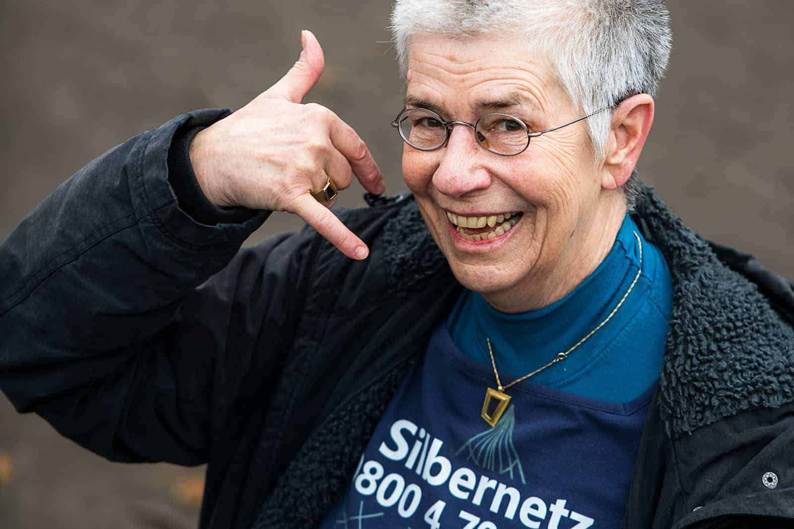 Die Gründerin des Silbernetzes Elke Schilling ruft zum Anrufen beim Silbernetz auf.