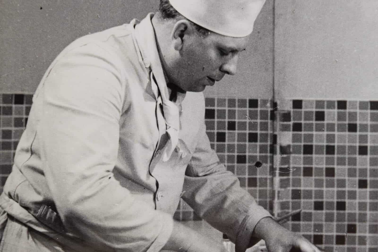 Kurt Drummer schneidet einen Hackbraten auf.