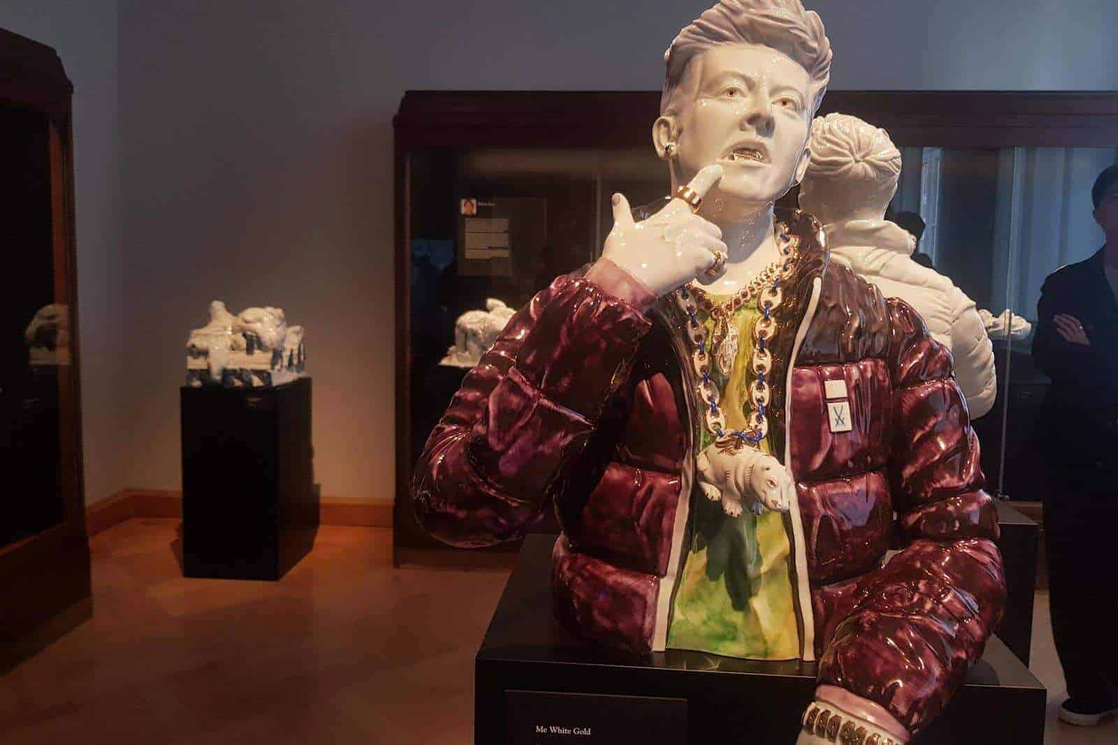 Porzellanbüste als Objekt in einer Ausstellung
