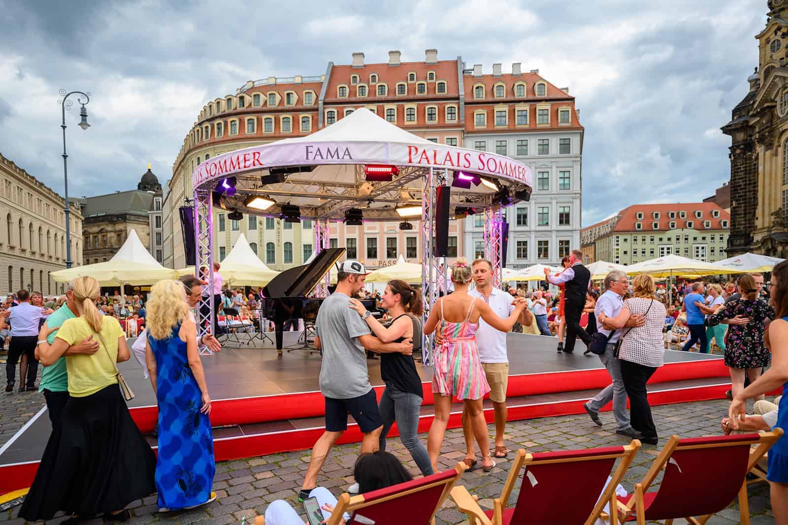 Yogas und Walzernacht beim Palais Sommer an der Frauenkirche.