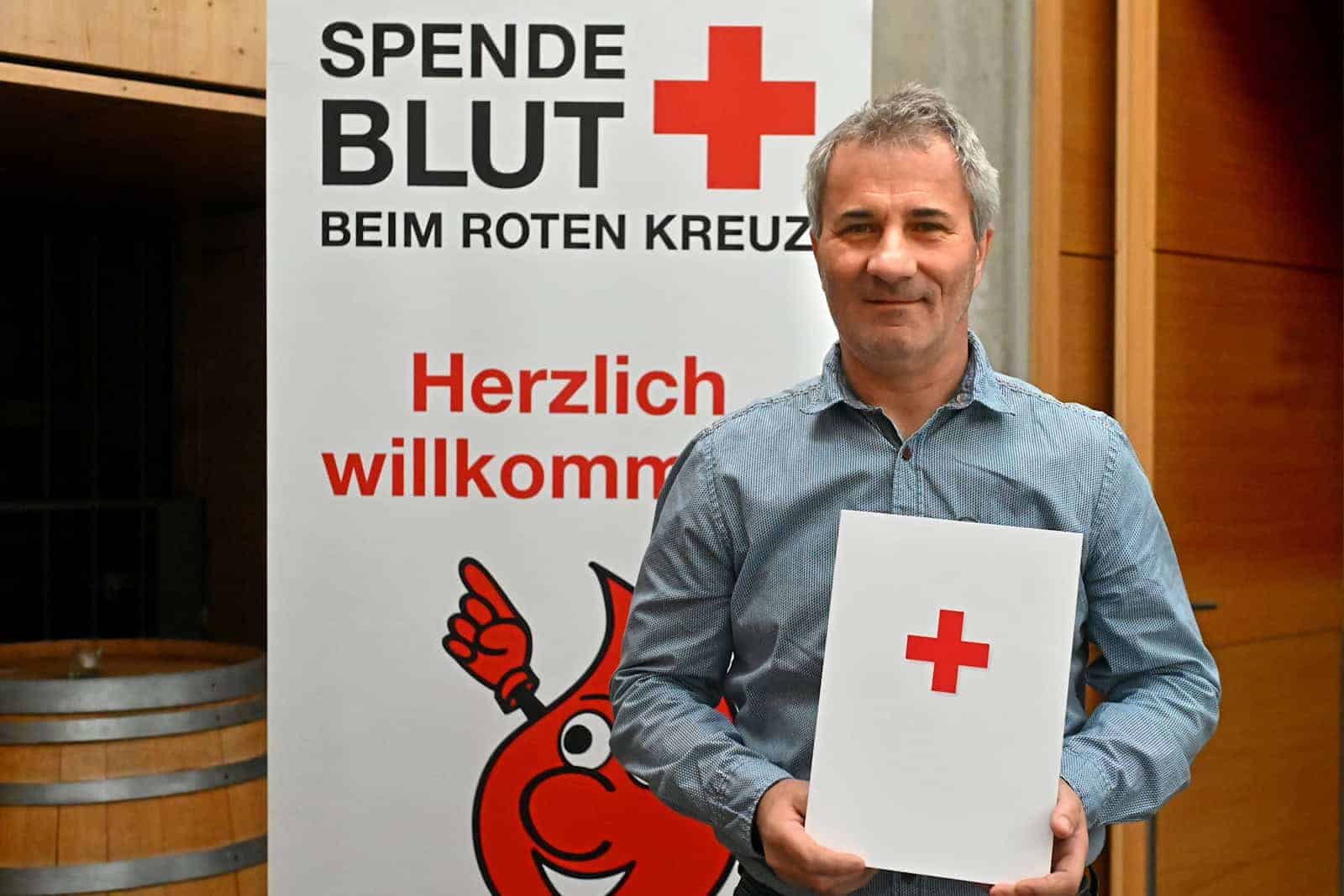 Steffan Heine wurde vom DRK-Blutspendedienst Nord-Ost für seine 150 Blutspenden auf Schloss Wackerbarth in Radebeul ausgezeichnet. Foto: Petra Hornig
