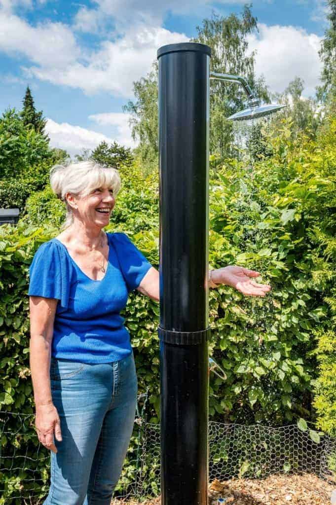 Nachhaltig: Regina Damm (62) aus Dresden freut sich über eine Solar-Dusche in ihrer Parzelle.
