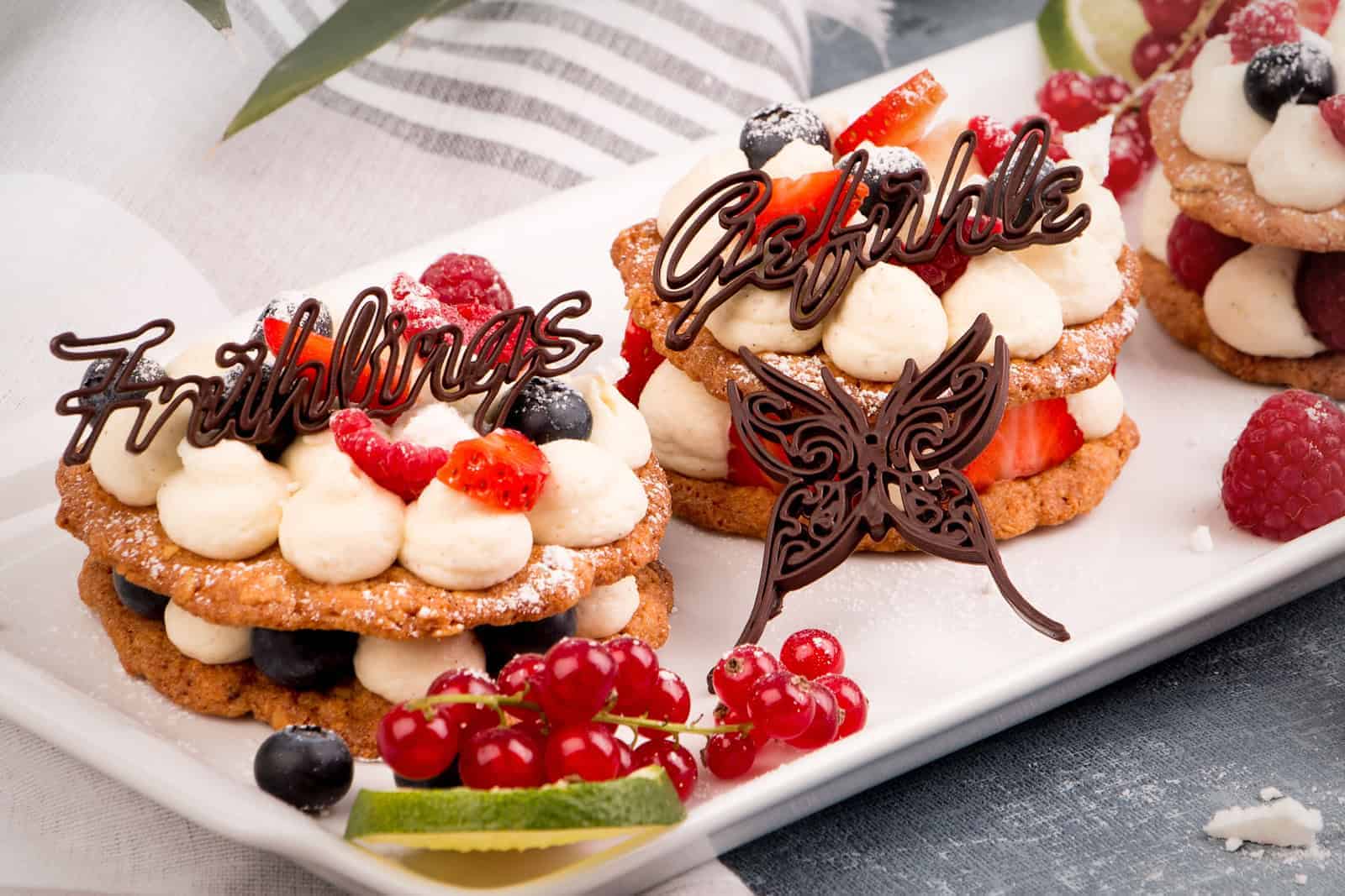 Törtchen mit Dekor aus Schokolade Frühlingsgefühle.