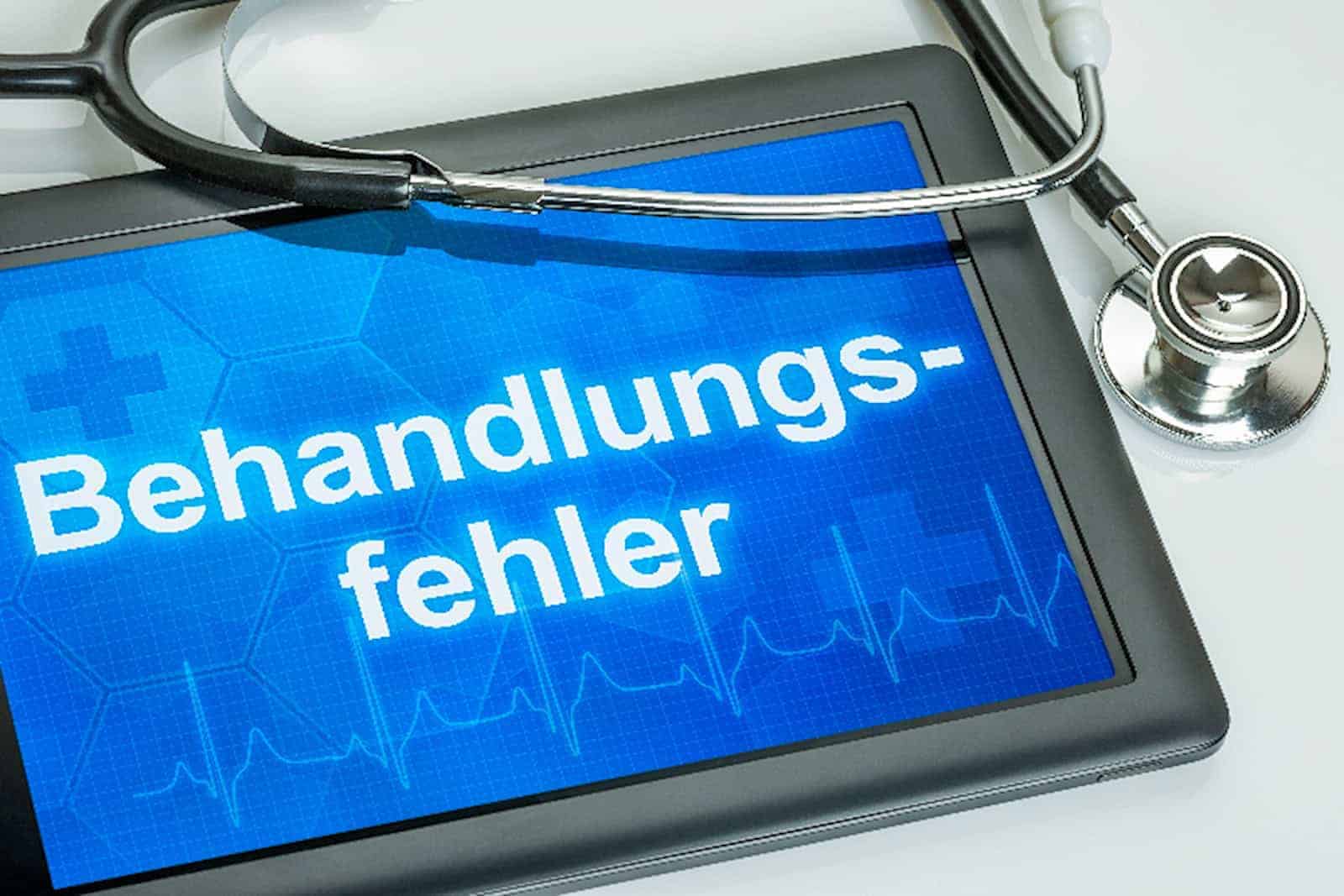 Tablet mit dem Text Behandlungsfehler auf dem Display