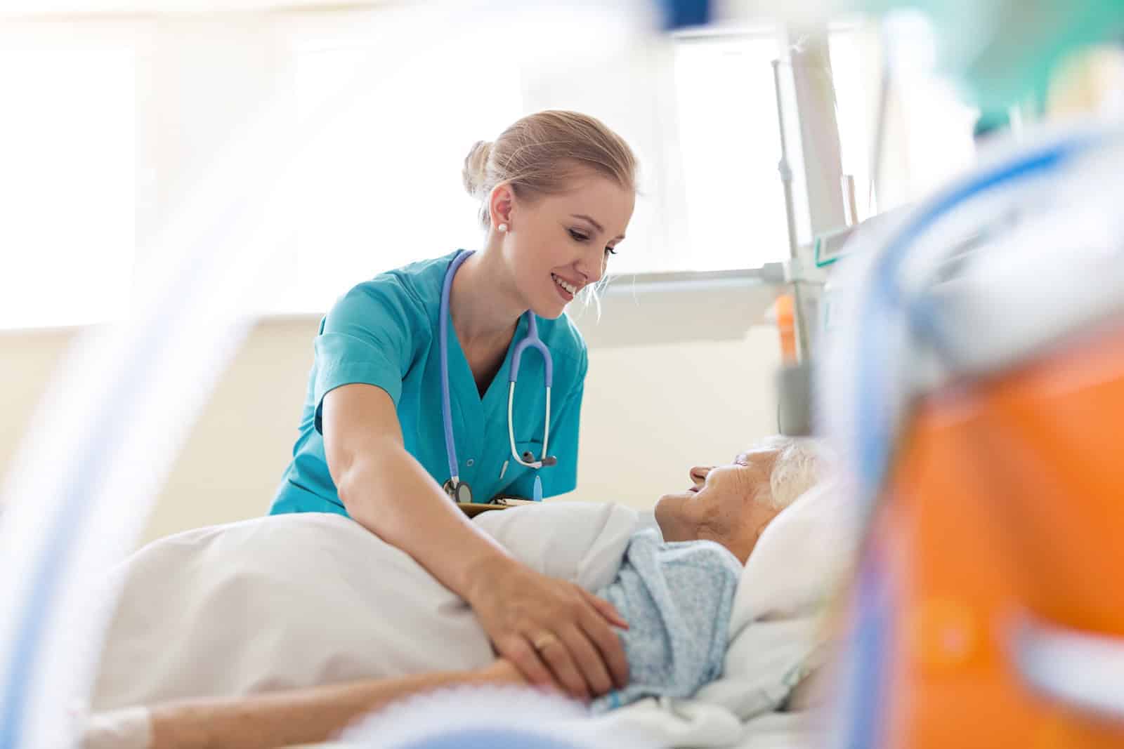 Pflegende Hände, freundliches Lächeln: Die Übergangspflege im Krankenhaus ist nun geregelt. Foto: Adobe Stock/pikselstock