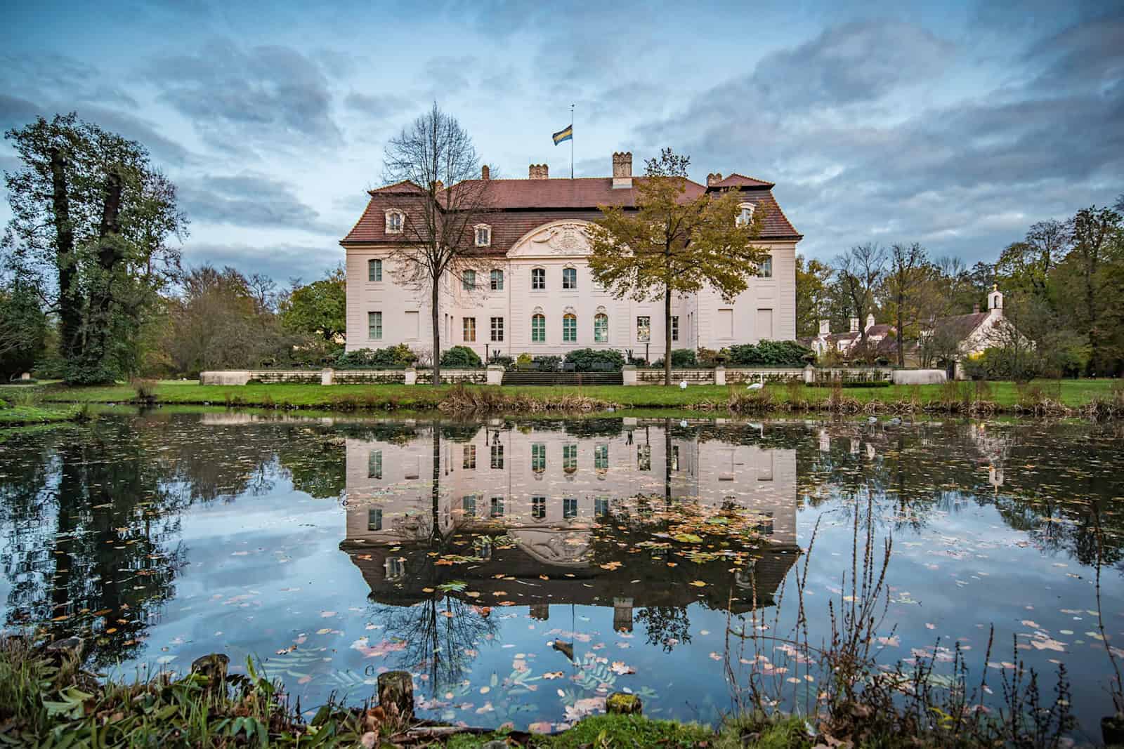 Das spätbarocke Schloss Branitz steht inmitten einer einmaligen Parklandschaft.
